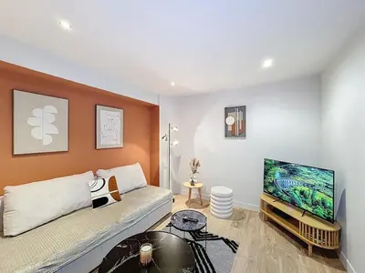 Télévision ou salle de divertissement dans l'établissement My Home, voituret 1