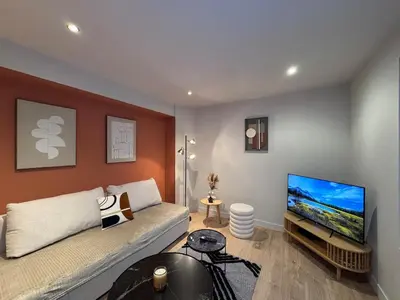Télévision ou salle de divertissement dans l'établissement My Home, voituret 1
