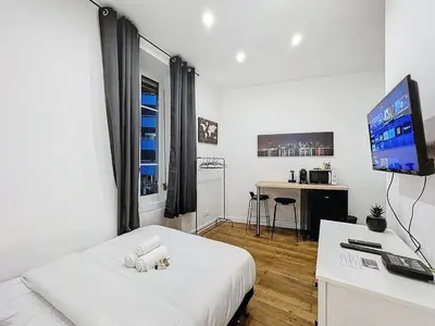 Télévision ou salle de divertissement dans l'établissement My Home Saint Jérôme 1