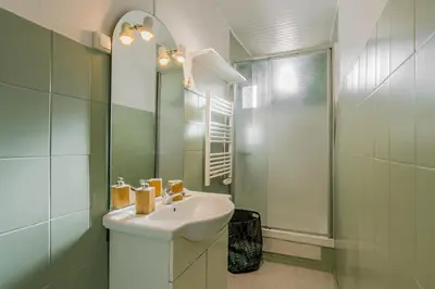 Salle de bains dans l'établissement Fête des Lumières Lyon Séjour à Montluel