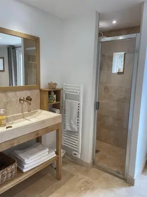 Salle de bains dans l'établissement Le Déo