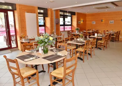 Restaurant ou autre lieu de restauration dans l'établissement Logis Hôtel de la Poste