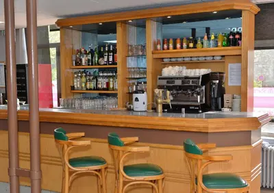 Salon ou bar de l'établissement Logis Hôtel de la Poste