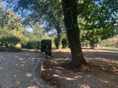 Jardin de l'établissement Grande maison familiale à la campagne 18kms de Lyon