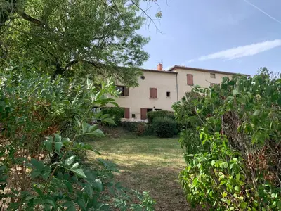 Jardin de l'établissement Grande maison familiale à la campagne 18kms de Lyon