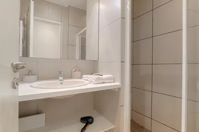 Salle de bains dans l'établissement Charmand et Cosy avec emplacement idéal
