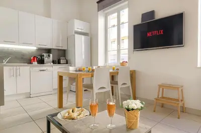 Cuisine ou kitchenette dans l'établissement Charmand et Cosy avec emplacement idéal