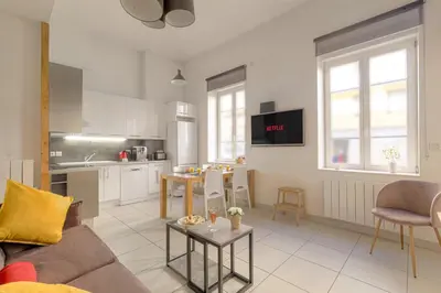 Cuisine ou kitchenette dans l'établissement Charmand et Cosy avec emplacement idéal