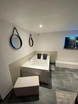 Télévision ou salle de divertissement dans l'établissement Cosy Home avec Spa - Proximité airport, CNPE, Eurexpo, Groupama Stadium, LYON