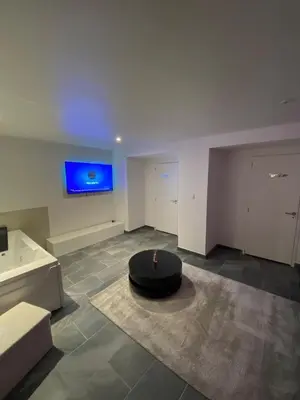 Télévision ou salle de divertissement dans l'établissement Cosy Home avec Spa - Proximité airport, CNPE, Eurexpo, Groupama Stadium, LYON