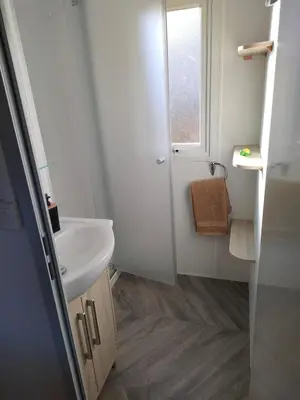 Salle de bains dans l'établissement Mobil home 8 pers dans Camping Siblu Les Rives de Condrieu