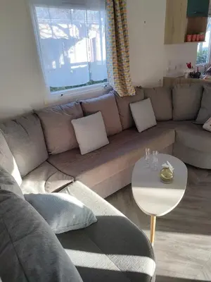 Coin salon dans l'établissement Mobil home 8 pers dans Camping Siblu Les Rives de Condrieu