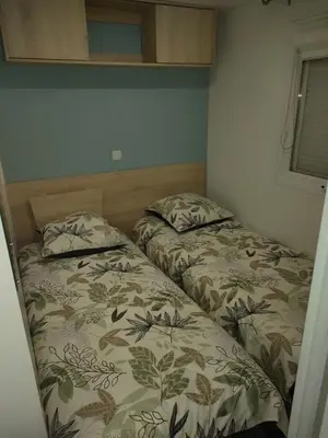Un ou plusieurs lits dans un hébergement de l'établissement Mobil home 8 pers dans Camping Siblu Les Rives de Condrieu
