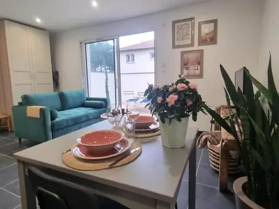 Coin salon dans l'établissement Charmant gîte à Montrond-les-Bains avec parking et wifi - FR-1-496-342