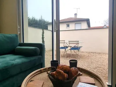Coin salon dans l'établissement Charmant gîte à Montrond-les-Bains avec parking et wifi - FR-1-496-342