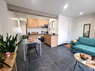 Cuisine ou kitchenette dans l'établissement Charmant gîte à Montrond-les-Bains avec parking et wifi - FR-1-496-342