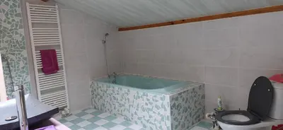 Salle de bains dans l'établissement La Roue, logement indépendant, jolie vue