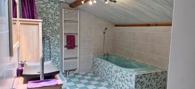 Salle de bains dans l'établissement La Roue, logement indépendant, jolie vue