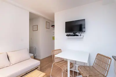 Télévision ou salle de divertissement dans l'établissement Apartment Perron - Cozy 2 people - Oullins