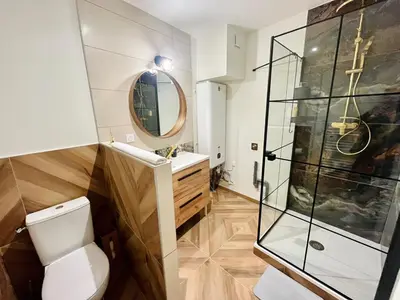 Salle de bains dans l'établissement l'Evasion avec Parking Privé & Clim