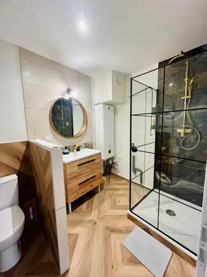 Salle de bains dans l'établissement l'Evasion avec Parking Privé & Clim