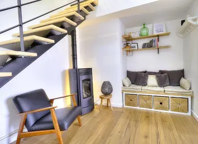 Coin salon dans l'établissement Loft au cœur des vignes dans un ancien Chai