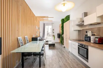 Cuisine ou kitchenette dans l'établissement Le Charmant T2