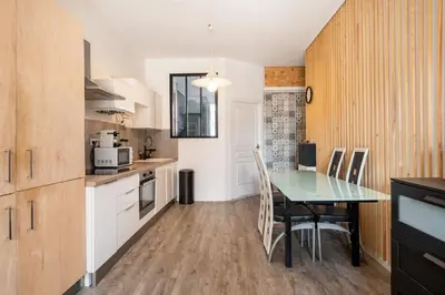 Cuisine ou kitchenette dans l'établissement Le Charmant T2