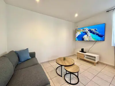 Télévision ou salle de divertissement dans l'établissement Maison de ville rénovée à 15 min de Lyon