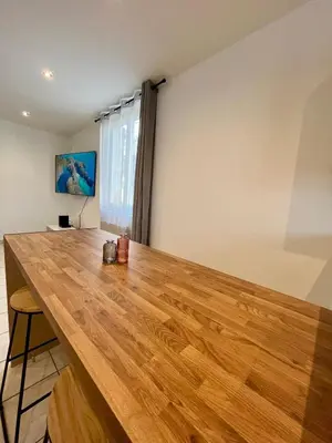 Télévision ou salle de divertissement dans l'établissement Maison de ville rénovée à 15 min de Lyon