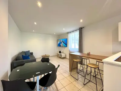 Coin salon dans l'établissement Maison de ville rénovée à 15 min de Lyon