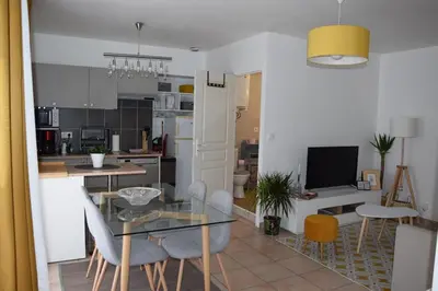 Cuisine ou kitchenette dans l'établissement Cozy atmosphere 4pers near Eurexpo GroupamaStadium