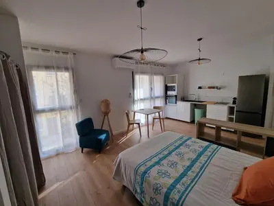 Télévision ou salle de divertissement dans l'établissement Studio neuf climatisé wifi 27m2