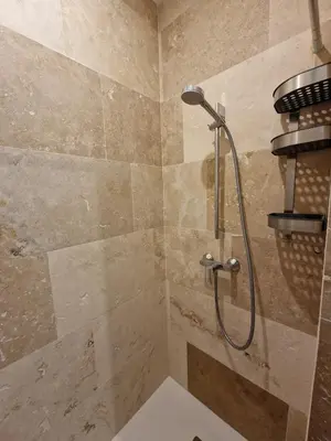 Salle de bains dans l'établissement Studio neuf climatisé wifi 27m2