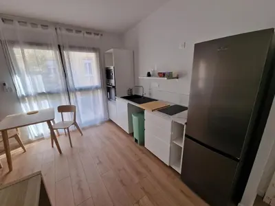 Cuisine ou kitchenette dans l'établissement Studio neuf climatisé wifi 27m2