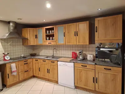 Cuisine ou kitchenette dans l'établissement La Louvière plein cœur Villié-Morgon Beaujolais dégustation possible