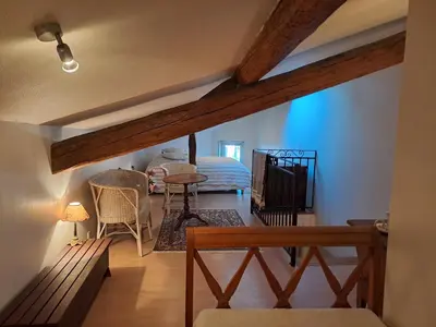 Coin salon dans l'établissement La Louvière plein cœur Villié-Morgon Beaujolais dégustation possible