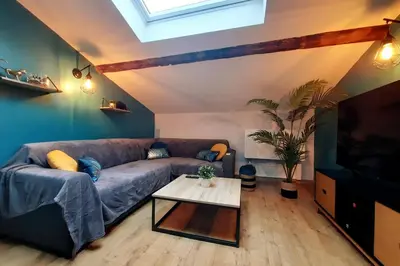 Télévision ou salle de divertissement dans l'établissement Grand appartement proche métro avec place de parking