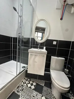 Salle de bains dans l'établissement Ciné Jungle Projecteur 4K cœur de Lyon 6