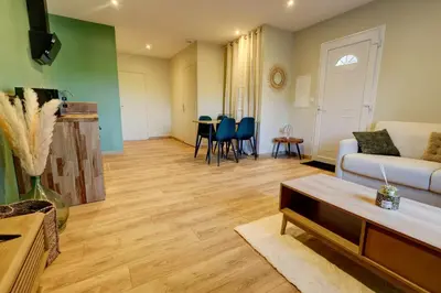 Coin salon dans l'établissement Havre de paix près de Pérouges, charme et confort