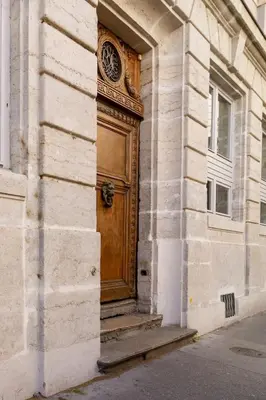 Façade ou entrée de l'établissement Le Haussman 4 places - Louis Pradel - Netflix