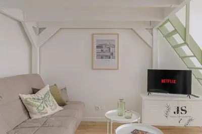 Télévision ou salle de divertissement dans l'établissement Le Dauphiné studio climatisé