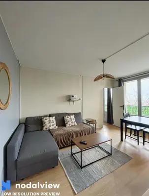 Coin salon dans l'établissement Cozy renovated apartment with cinema atmosphere and view