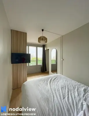 Un ou plusieurs lits dans un hébergement de l'établissement Cozy renovated apartment with cinema atmosphere and view