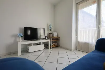 Télévision ou salle de divertissement dans l'établissement L'émeraude