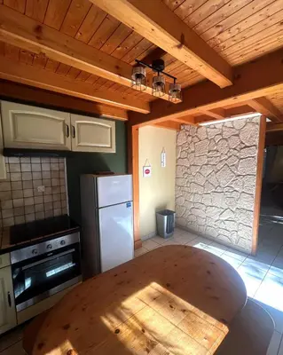 Cuisine ou kitchenette dans l'établissement Gîtes de Charme en Isère