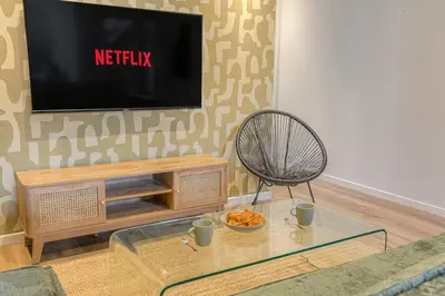 Télévision ou salle de divertissement dans l'établissement L 'Elegant - travelhome - 50m de la gare
