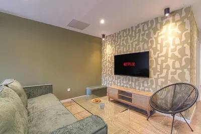 Télévision ou salle de divertissement dans l'établissement L 'Elegant - travelhome - 50m de la gare