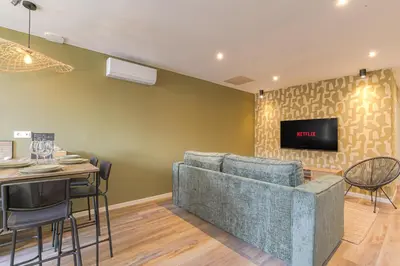 Télévision ou salle de divertissement dans l'établissement L 'Elegant - travelhome - 50m de la gare