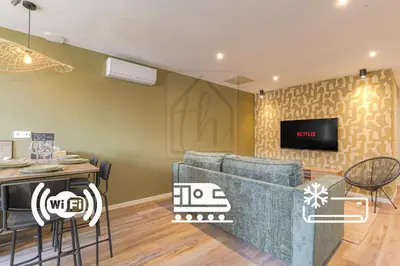 Télévision ou salle de divertissement dans l'établissement L 'Elegant - travelhome - 50m de la gare